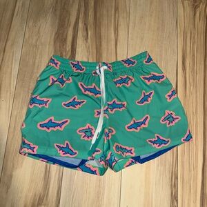 Chubbies Swim Trunks “The Apex Swimmers” w/ built-in boxer brief liner 4” Size L